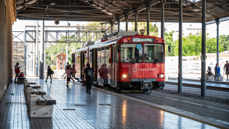 Ya se puede pagar el colectivo y el Metrotranvía directamente con  QR de Mercado Pago